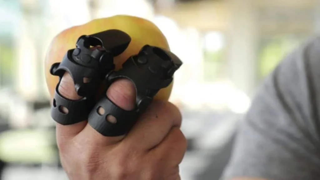 Kozmetik Protezler: Korunan parmaklara takılan mekanik parmak protezleriyle meyve kavrama