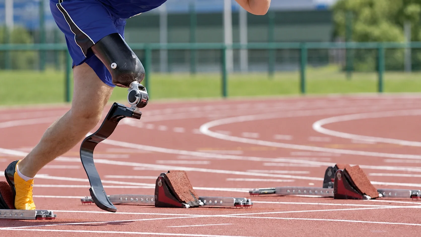 Koşu protezleri ve harekete geri dönüş: Koşu protezleriyle sprint çalışmasında, spor diz eklemi ve karbon yay kullanan sporcunun pistten çıkışı