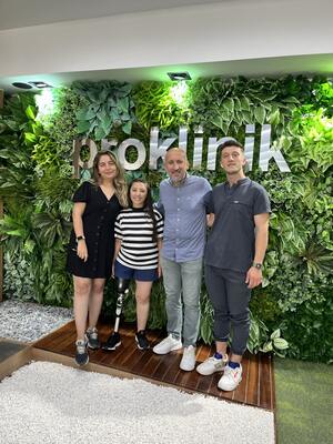 protez bacak takılan kadın proklinik tercihinden dolayı mutlu